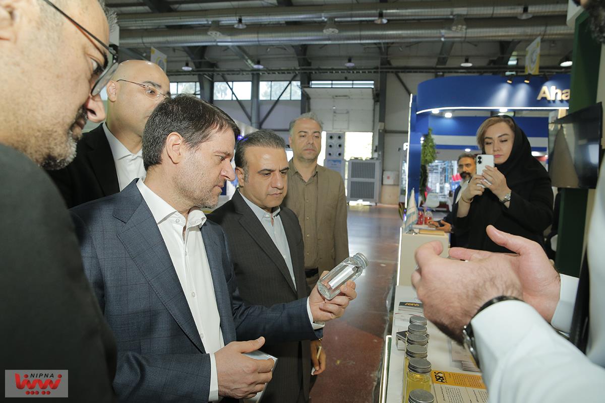 بازدید دکتر حسن عباس زاده معاون وزیر نفت و مدیرعامل شرکت ملی صنایع پتروشیمی در روز سوم از نوزدهمین نمایشگاه بین المللی ایران پلاست (2) 40